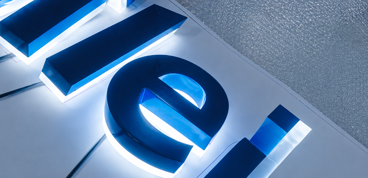 Illuminated vs. Non-Illuminated Signs: Which Is Right for Your Storefront?
